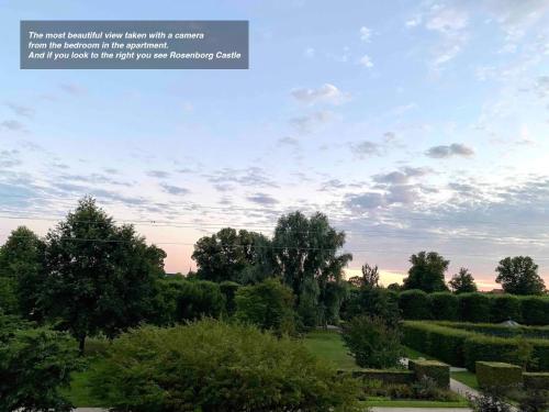 uma vista para um parque com árvores e arbustos em Luxury 'Kings Garden View' 260m2 Prime Located Flat em Copenhaga