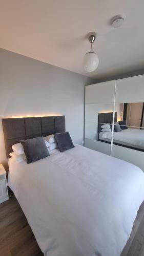 En eller flere senge i et værelse på Entire Modern Home with seaview and parking