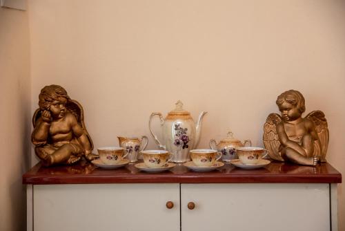 two statues of cherubs sitting on top of a dresser at Michaela's House in Tsikalariá