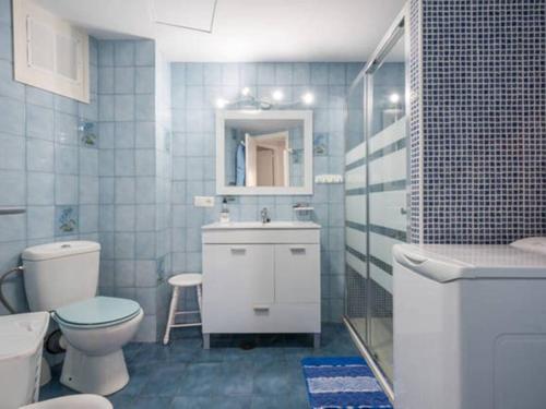 ベナルマデナにあるApartment - 2 Bedrooms with Pool - 04419のバスルーム(トイレ、洗面台、鏡付)