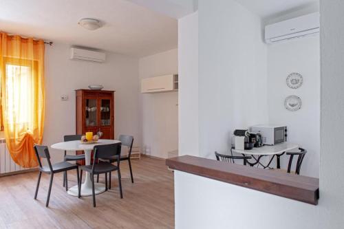 - une cuisine et une salle à manger avec une table et des chaises dans l'établissement Casa i Limori, à San Giuliano Terme