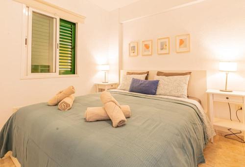 ein Schlafzimmer mit einem großen Bett mit zwei Kissen in der Unterkunft Playa Arena Beach Apt by Dream Homes Tenerife in Puerto de Santiago