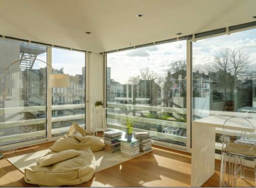 sala de estar con mesa y ventana grande en Designloft, en Gante