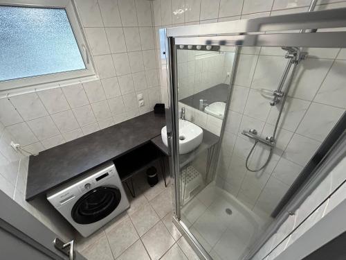La petite salle de bains est pourvue d'une douche et d'un lave-linge. dans l'établissement Appartement de Camargaux 70m2 secteur très calme, à La Bresse