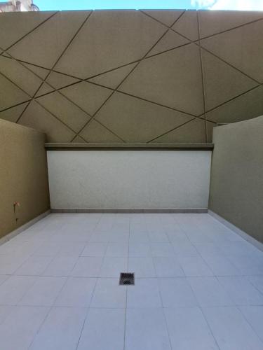 Habitación vacía con techo y suelo de baldosa. en Dpto. Belgrano en Salta