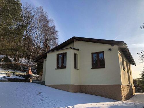 een klein huis met sneeuw ervoor bij Chata V Lukách in Jablonec nad Nisou