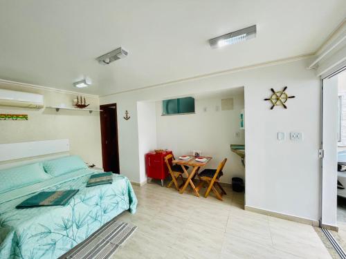 Un dormitorio con una cama y una mesa. en Morada do Mar Arraial do Cabo, en Arraial do Cabo