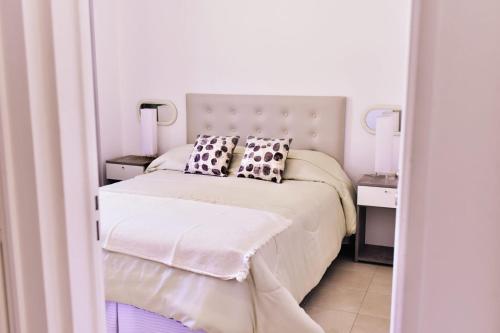 Una cama o camas en una habitación de Adhara