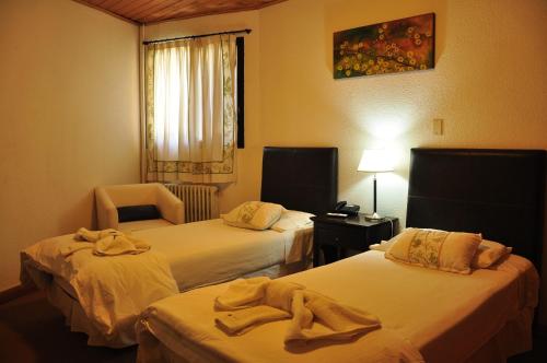 Un pat sau paturi într-o cameră la Hotel y Cabañas del Nevado