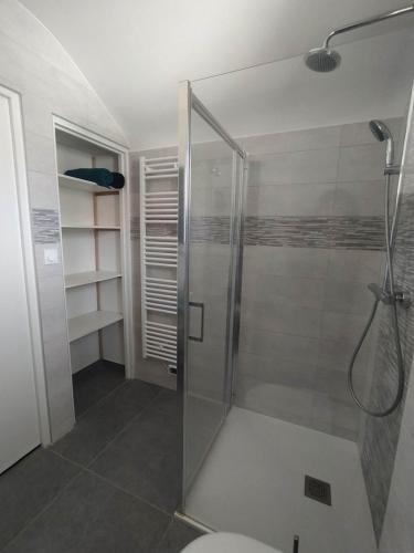Kúpeľňa v ubytovaní Centre ville Concarneau T4