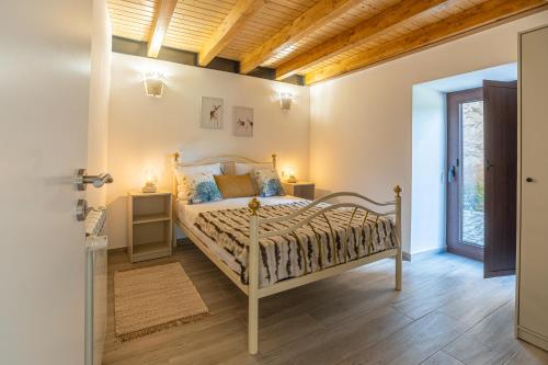 una camera da letto con un letto in una stanza di Casa da Avó Ana a Prado Gatão