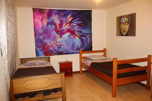 um quarto com duas camas e um quadro na parede em el valle em Copiapó
