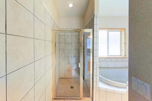 un baño con ducha y bañera en The Timber Inn, en McCall