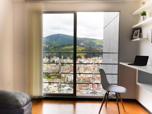 a room with a chair and a large window at Apto completo Atures la mejor vista y ubicación! in Pasto