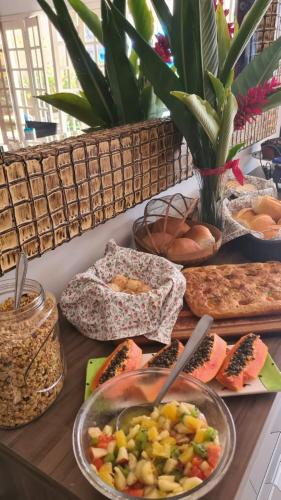 een tafel met veel eten erop bij Guarujá Comfort & Design in Guarujá