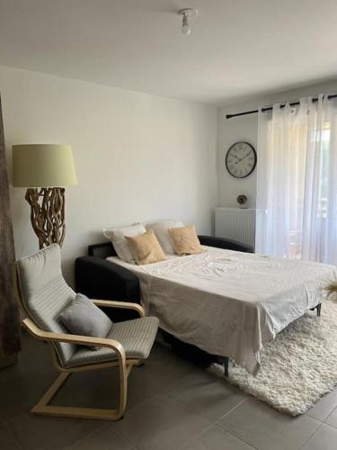 - une chambre avec un lit, une chaise et un réveil dans l'établissement Appartement Terrasse vue sur les pistes, à Péone