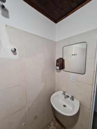 Baño blanco con lavabo y espejo en CasaBlanca alq. Deptos en San Salvador de Jujuy