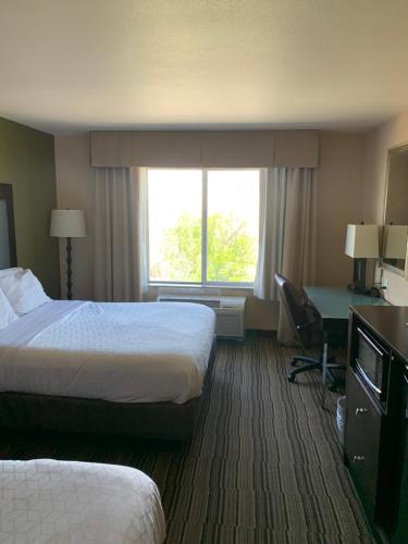 ein Hotelzimmer mit 2 Betten und einem Fenster in der Unterkunft Holiday Inn Express Hotel Twin Falls, an IHG Hotel in Twin Falls