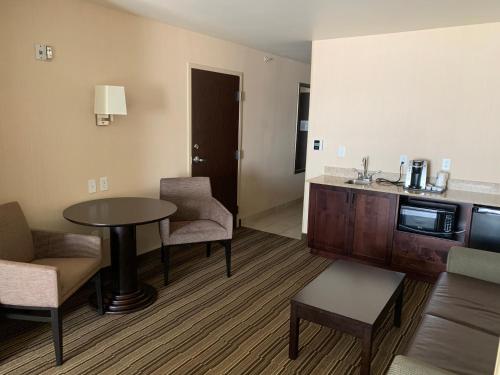 Η κουζίνα ή μικρή κουζίνα στο Holiday Inn Express Hotel Twin Falls by IHG
