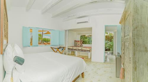 Una cama o camas en una habitación de Éteka Slow Beach Hotel Adults Only