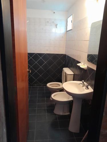 baño con 2 aseos y lavamanos en Samaypata en Mina Clavero