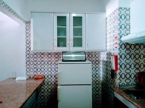 ポルティマンにあるAqui Rochaのキッチン(白いキャビネット、白い冷蔵庫付)