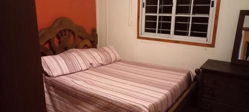 1 dormitorio con cama y ventana en Cabaña La Chicha en 