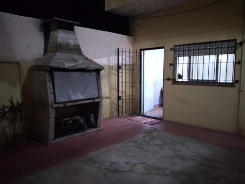 una habitación vacía con chimenea en un edificio en depar planta baja en Santa Teresita