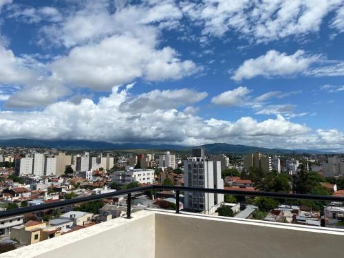 - Balcón con vistas a la ciudad en Departamento Céntrico II en Salta