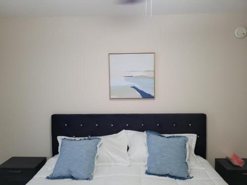 ein Schlafzimmer mit einem Bett mit zwei blauen Kissen in der Unterkunft LV Get-Away 1bdroom condo sleeps 3 in Las Vegas