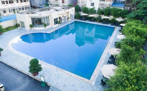 an overhead view of a swimming pool in a building at Muong Thanh Luxury Bac Ninh Hotel in Bắc Ninh