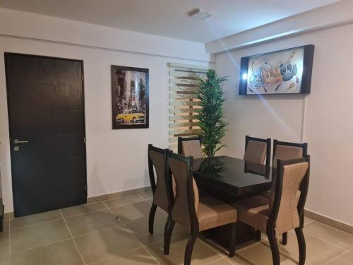 a dining room with a black table and chairs at Se renta por día departamento en el Centro in Mexico City