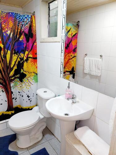 La salle de bains est pourvue de toilettes et d'un lavabo. dans l'établissement Cabañas Don Peto, à Ancud