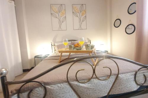 Una cama o camas en una habitación de *Cosy* spacieux * entrée autonome* centrale*