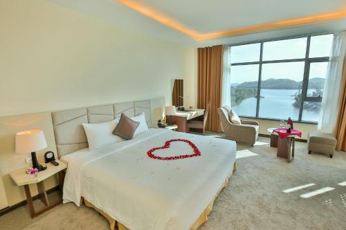 Кровать или кровати в номере Muong Thanh Luxury Dien Lam