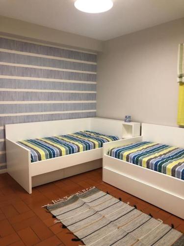 a room with two beds in a room at Casinha do mar in Marinha Grande