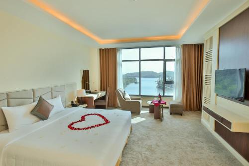 Кровать или кровати в номере Muong Thanh Luxury Dien Lam