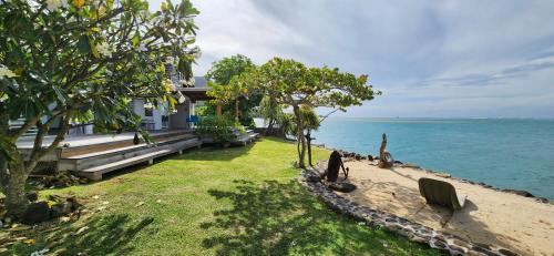a house on the shore of the ocean at Villa Vaihau in Papetoai
