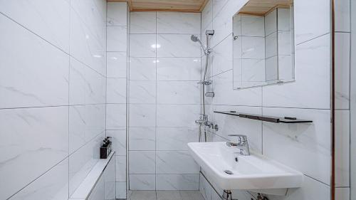 biała łazienka z umywalką i prysznicem w obiekcie Moon Drawing Goeun w mieście Chuncheon
