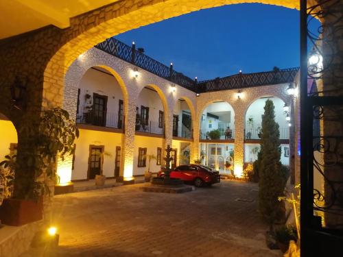 a courtyard at night with a car parked in it at Hotel Peña Florencia in Bernal