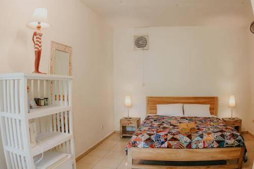 Rumah Semanggi في أوبود: غرفة نوم مع سرير ورف أبيض
