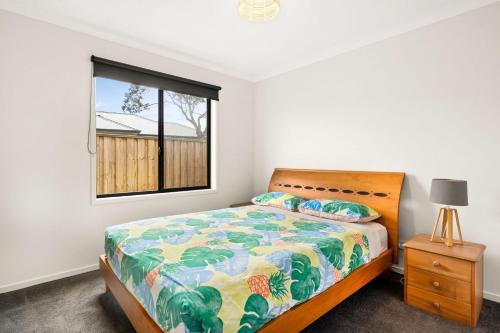 ein Schlafzimmer mit einem Bett und einem Fenster in der Unterkunft Kookaburra Corner in Cowes