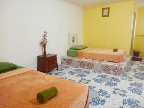 ナイヤンビーチにあるNu Phuket Airport Resident 1のベッド2台とドレッサー付きの部屋、ベッド2台付きの部屋