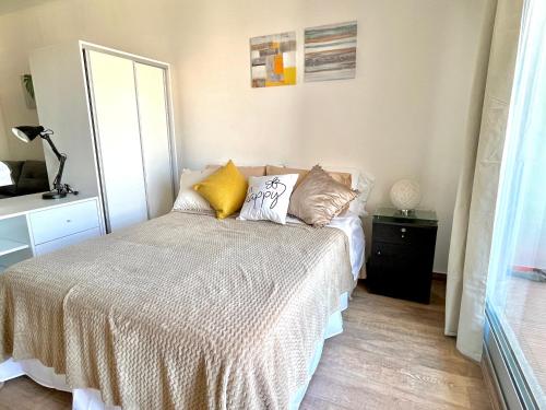 Un dormitorio con una cama con almohadas. en Modern & comfortable apartment studio in Recoleta en Buenos Aires