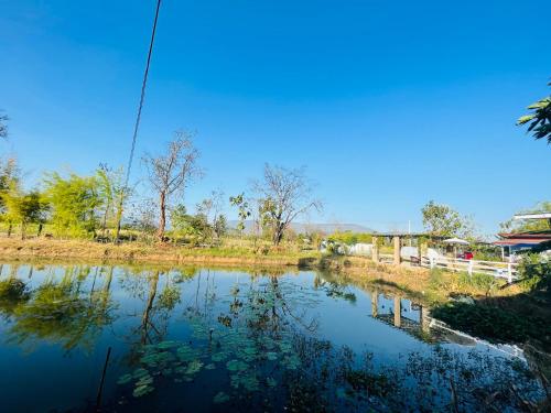 uma vista para uma massa de água em บ้านสวนปลายนา Ban Suan Plaina em Chaiyaphum