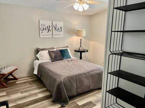 - une chambre avec un lit et un ventilateur de plafond dans l'établissement Rustic Relaxation Home! Spacious and Private, 