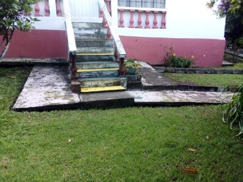 un conjunto de escaleras delante de una casa en Casa Don Rubén, en Malinalco
