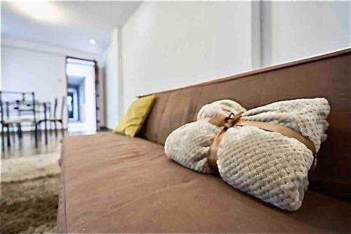 un sofá con dos almohadas encima en Amplitud y Comodidad, en un Bello y FULL equipado Departamento, en Trujillo