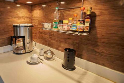 uma bancada de cozinha com comodidades para preparar café e especiarias em Amplitud y Comodidad, en un Bello y FULL equipado Departamento em Trujillo