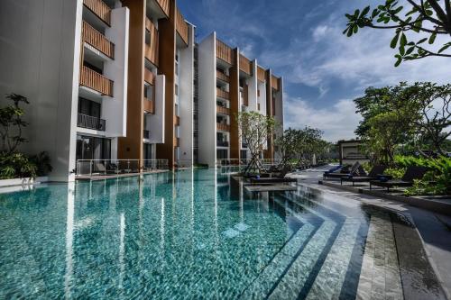 a swimming pool in the middle of a building at iSanook Resort & Suites Hua Hin in Hua Hin